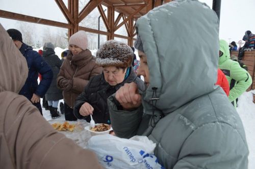 Фоторепортаж: широко гуляли сегодня в Лаишеве на Масленице