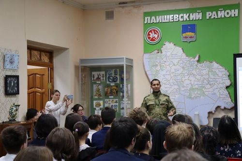 Состоялась встреча офицера со школьниками Лаишевской школы №2