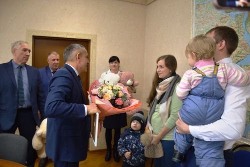 Многодетная семья получила социальную выплату на приобретение жилья