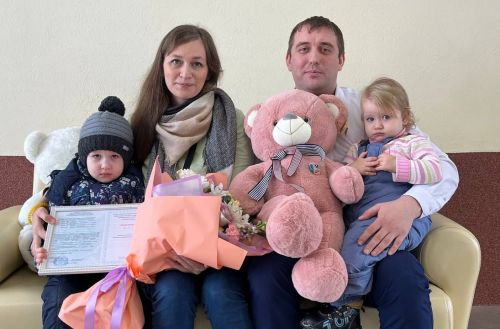 Многодетная семья получила социальную выплату на приобретение жилья