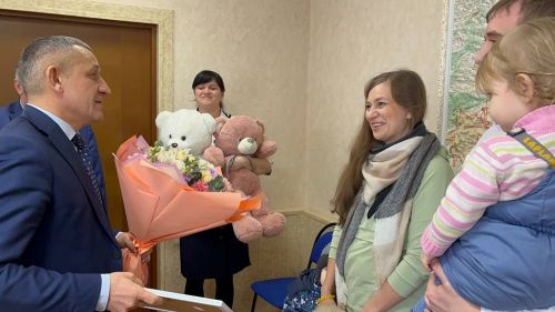 Молодой многодетной семье из села Усады вручили сертификат на приобретение жилья
