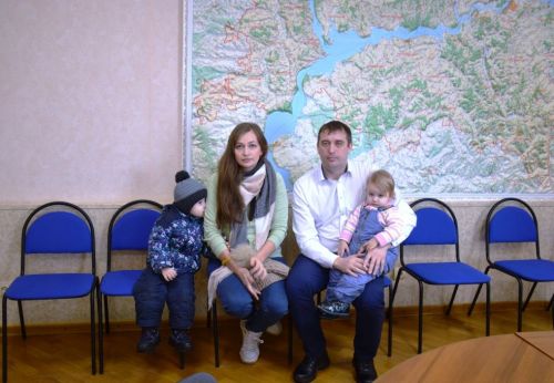 Молодой многодетной семье из села Усады вручили сертификат на приобретение жилья
