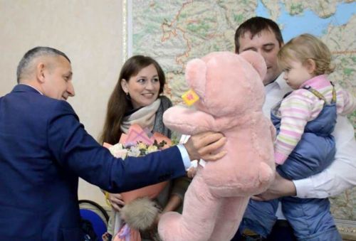 Молодой многодетной семье из села Усады вручили сертификат на приобретение жилья