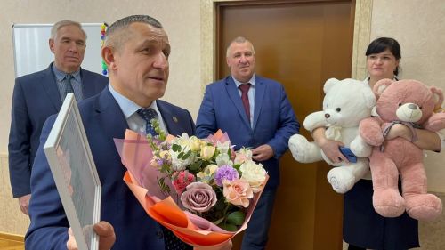 Молодой многодетной семье из села Усады вручили сертификат на приобретение жилья