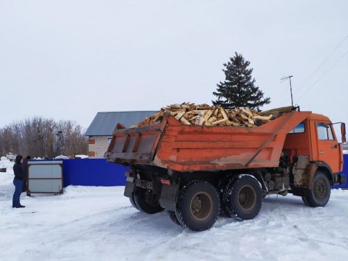 Доставили дрова в три семьи мобилизованных в Лаишевском районе