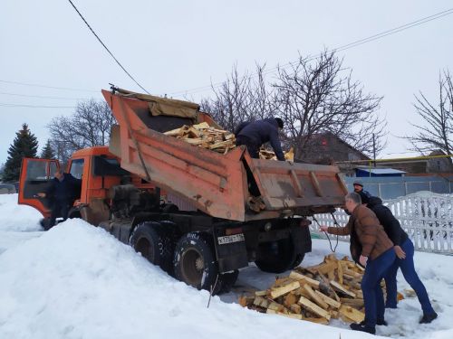 Доставили дрова в три семьи мобилизованных в Лаишевском районе