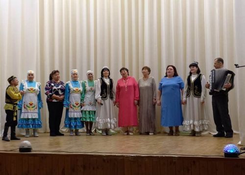 Татар Янтыкта “Җырлап яшик әле, дусларым” концерты авыл мәдәният йорты мөдиренә багышланды