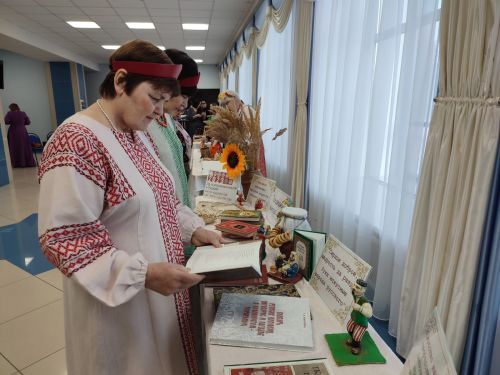 Библиотекари Лаишевской центральной библиотеки провели акцию «Родной язык, дружу с тобой»