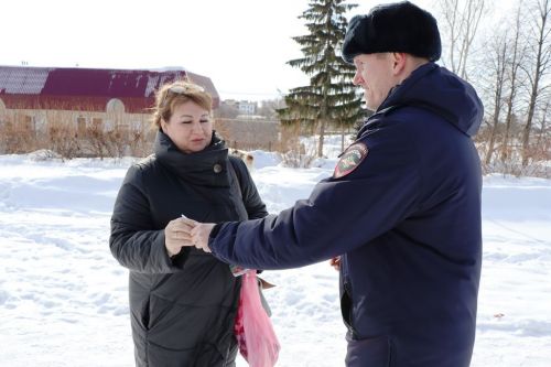 В Лаишево с  весенним праздником поздравили автоледи и женщин - пешеходов