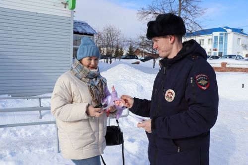 В Лаишево с  весенним праздником поздравили автоледи и женщин - пешеходов