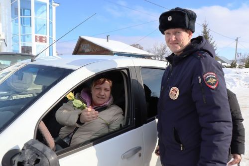 В Лаишево с  весенним праздником поздравили автоледи и женщин - пешеходов
