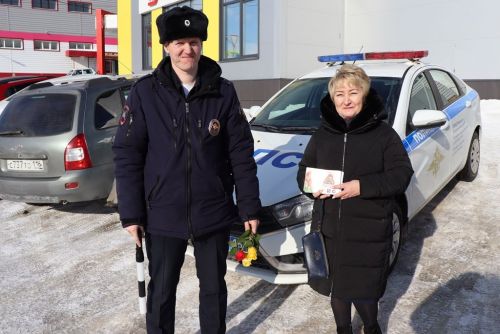В Лаишево с  весенним праздником поздравили автоледи и женщин - пешеходов