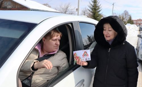 В Лаишево с  весенним праздником поздравили автоледи и женщин - пешеходов