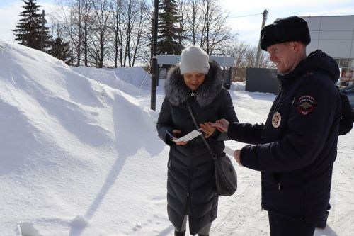 В Лаишево с  весенним праздником поздравили автоледи и женщин - пешеходов
