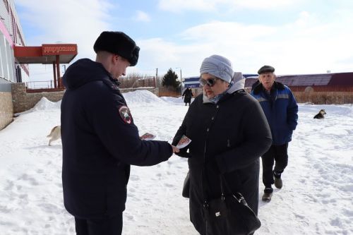 В Лаишево с  весенним праздником поздравили автоледи и женщин - пешеходов