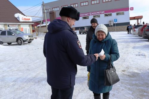 В Лаишево с  весенним праздником поздравили автоледи и женщин - пешеходов