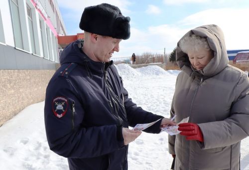 В Лаишево с  весенним праздником поздравили автоледи и женщин - пешеходов