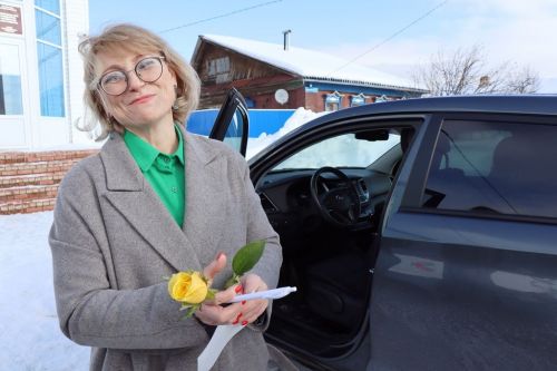 В Лаишево с  весенним праздником поздравили автоледи и женщин - пешеходов