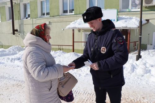 В Лаишево с  весенним праздником поздравили автоледи и женщин - пешеходов