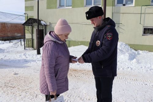 В Лаишево с  весенним праздником поздравили автоледи и женщин - пешеходов