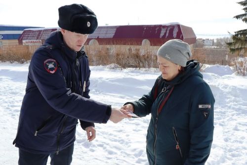 В Лаишево с  весенним праздником поздравили автоледи и женщин - пешеходов