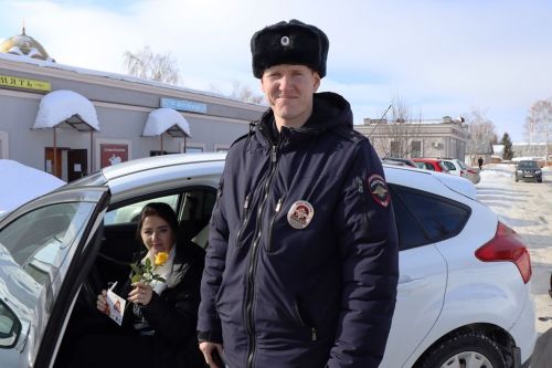 В Лаишево с  весенним праздником поздравили автоледи и женщин - пешеходов