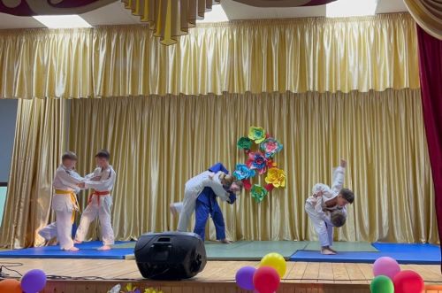 С праздником поздравляли спортсмены