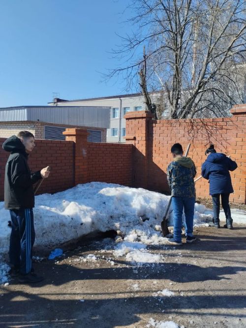 Сотрудники и воспитанники Лаишевского детского дома дружным коллективом вышли на субботник
