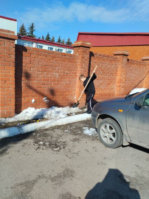 Сотрудники и воспитанники Лаишевского детского дома дружным коллективом вышли на субботник