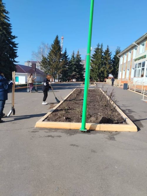 Сотрудники и воспитанники Лаишевского детского дома дружным коллективом вышли на субботник