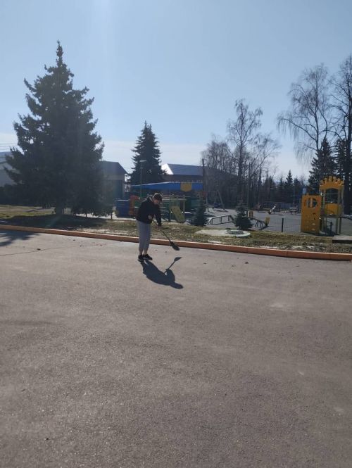 Сотрудники и воспитанники Лаишевского детского дома дружным коллективом вышли на субботник
