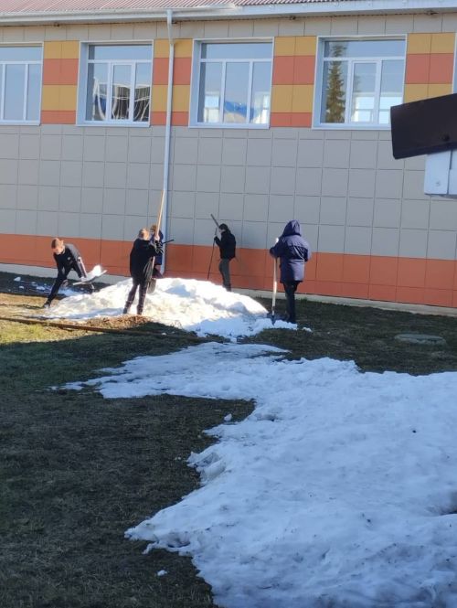 Сотрудники и воспитанники Лаишевского детского дома дружным коллективом вышли на субботник