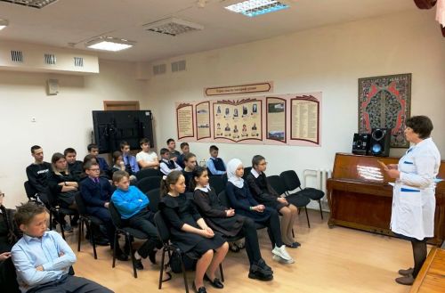 Как уберечься от туберкулеза и о многом другом рассказала старшеклассникам Пелевской школы сельский фельдшер
