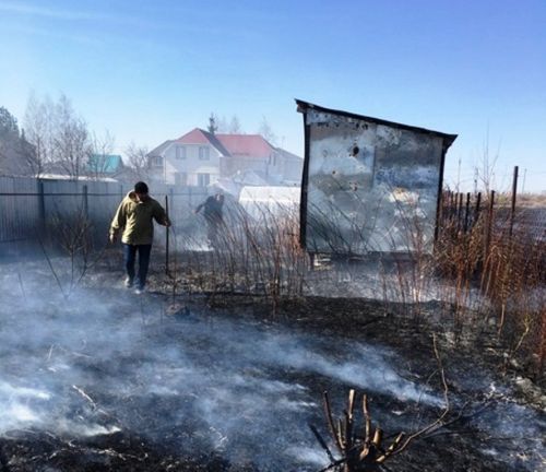 Едва не подожгли дом из-за того, что жгли сухую траву в огороде