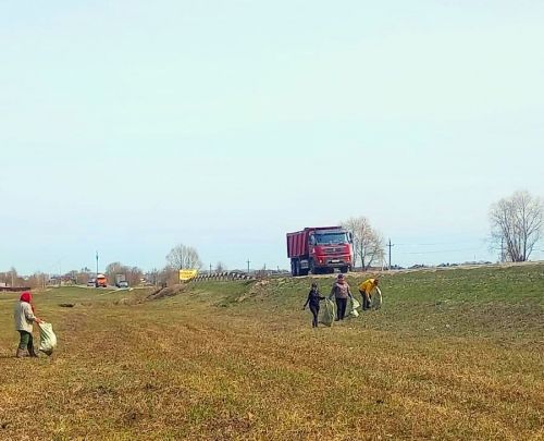Придорожные полосы вдоль автомобильный дороги Сокуры – Кирби привели в порядок