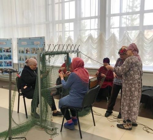 Жители Малой Елги плетут сети