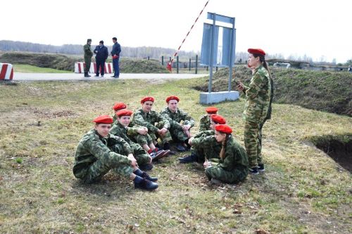 На полигоне танкового училища прошли учебные стрельбы для школьников Лаишевского района