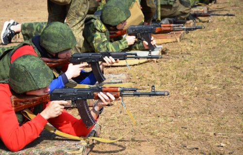 На полигоне танкового училища прошли учебные стрельбы для школьников Лаишевского района