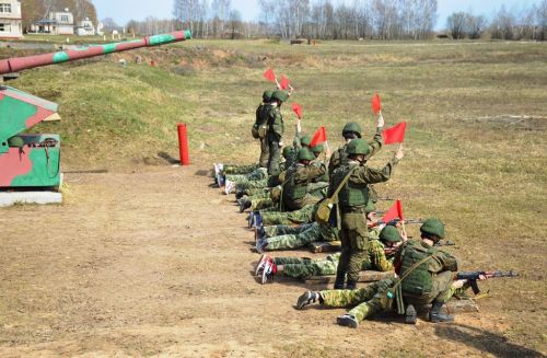 На полигоне танкового училища прошли учебные стрельбы для школьников Лаишевского района