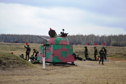 На полигоне танкового училища прошли учебные стрельбы для школьников Лаишевского района