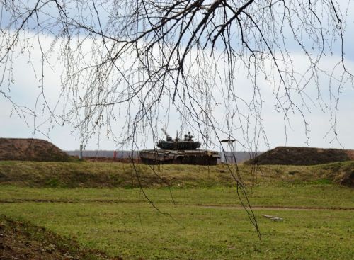На полигоне танкового училища прошли учебные стрельбы для школьников Лаишевского района