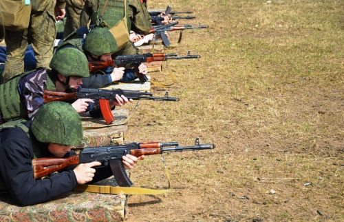 На полигоне танкового училища прошли учебные стрельбы для школьников Лаишевского района