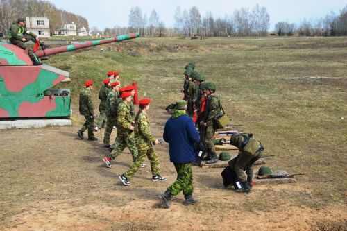 На полигоне танкового училища прошли учебные стрельбы для школьников Лаишевского района