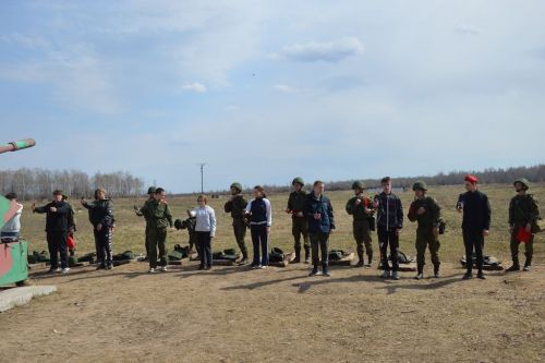 На полигоне танкового училища прошли учебные стрельбы для школьников Лаишевского района
