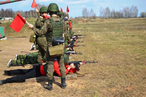 На полигоне танкового училища прошли учебные стрельбы для школьников Лаишевского района