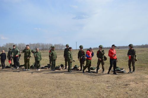 На полигоне танкового училища прошли учебные стрельбы для школьников Лаишевского района