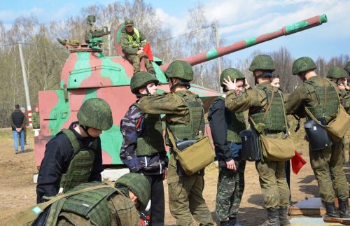 На полигоне танкового училища прошли учебные стрельбы для школьников Лаишевского района
