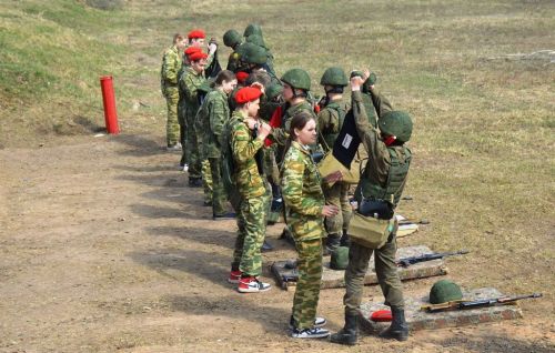 На полигоне танкового училища прошли учебные стрельбы для школьников Лаишевского района