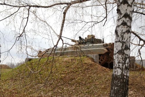 На полигоне танкового училища прошли учебные стрельбы для школьников Лаишевского района