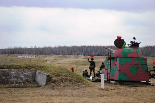 На полигоне танкового училища прошли учебные стрельбы для школьников Лаишевского района